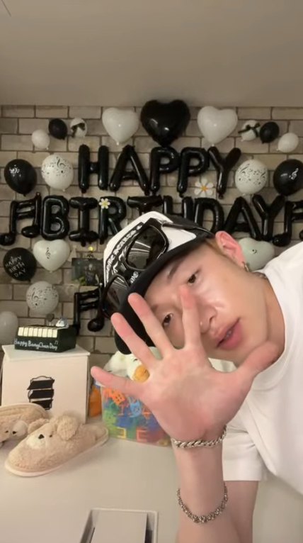 yslcheol's tweet photo. thank you for coming chan 🥹🖤 https://t.co/Tx4D1chwVG