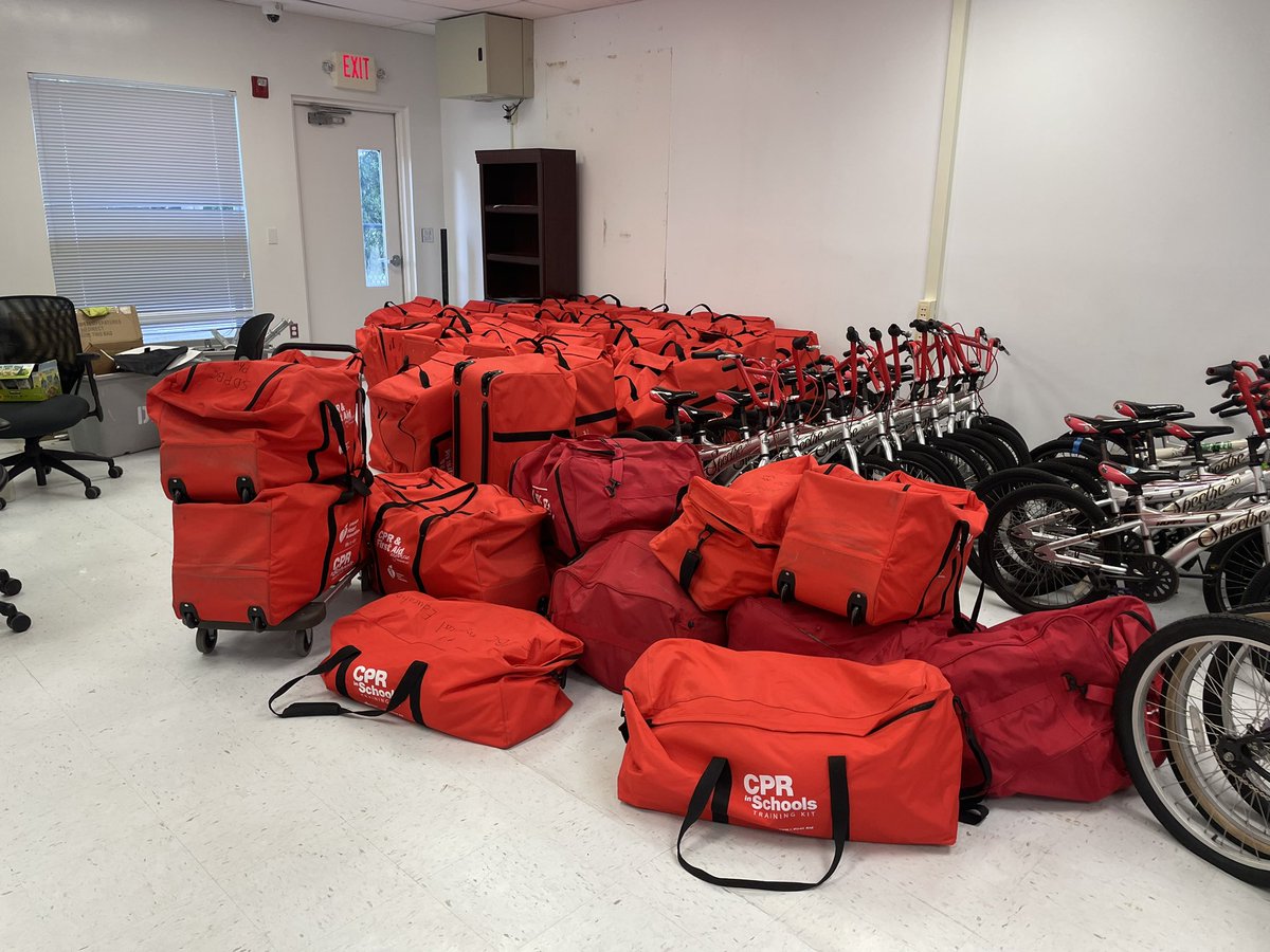 Started our day at 6:30 am @LibertyParkEl for their#NationalWalktoSchoolday and then to move 1 billion CPR kits #handsonlycpr And it’s not even 11:30am @ericsternPE @TiradoEileen @pbcsd -Thank you Mr Burke for joining us💜