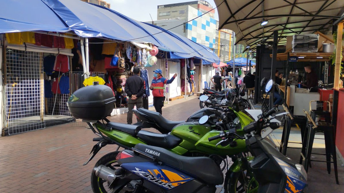 personeriabta's tweet photo. Somos #GuardianesDeTusDerechos, por eso, funcionarios del #GAEPVD monitorean situación de vendedores informales ubicados temporalmente en la Alameda Vicachá en San Victorino. Vendedores piden regular paso y retirar motocicletas estacionadas en el lugar. https://t.co/uOIEUs3LVA