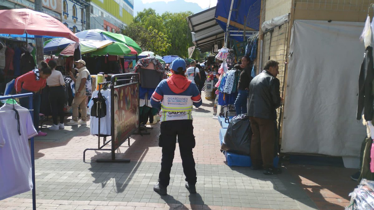 personeriabta's tweet photo. Somos #GuardianesDeTusDerechos, por eso, funcionarios del #GAEPVD monitorean situación de vendedores informales ubicados temporalmente en la Alameda Vicachá en San Victorino. Vendedores piden regular paso y retirar motocicletas estacionadas en el lugar. https://t.co/uOIEUs3LVA