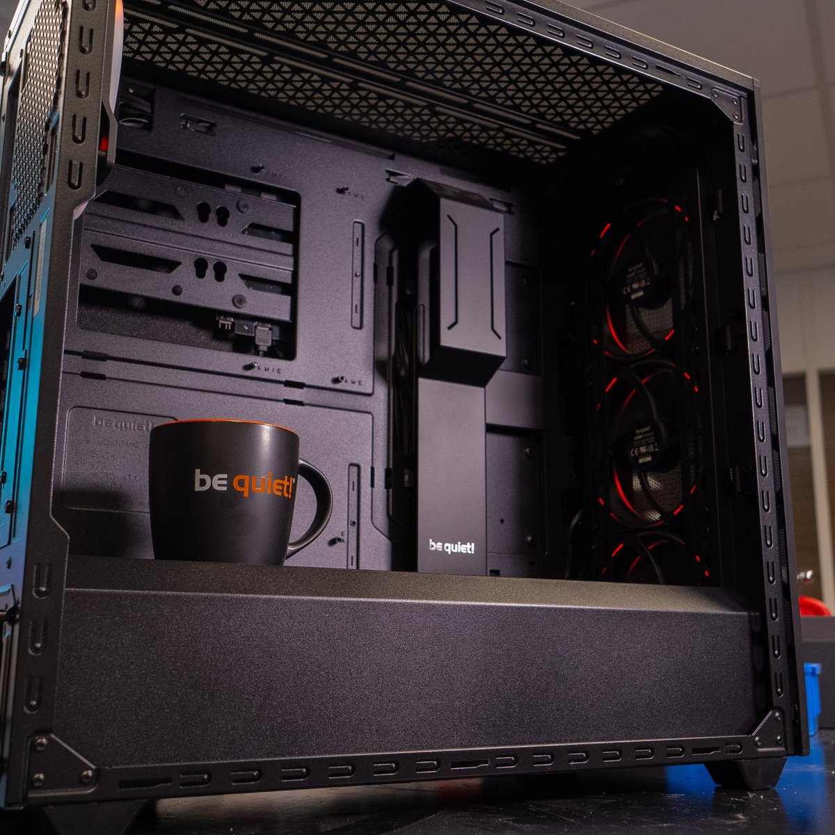 cybertek_fr's tweet photo. @bequietFR a sorti sa nouvelle gamme de boîtiers Shadow Base 800.
On vous présente sa version FX Black (elle existe aussi en blanc). 🤩
À découvrir sur notre site https://t.co/cVRj7MGYj3.
👉 https://t.co/xZwa7bBkMe
#shadowbase800 #bequiet #lightwing #gaming #airflow #cybertek https://t.co/yrOtj0ItA6