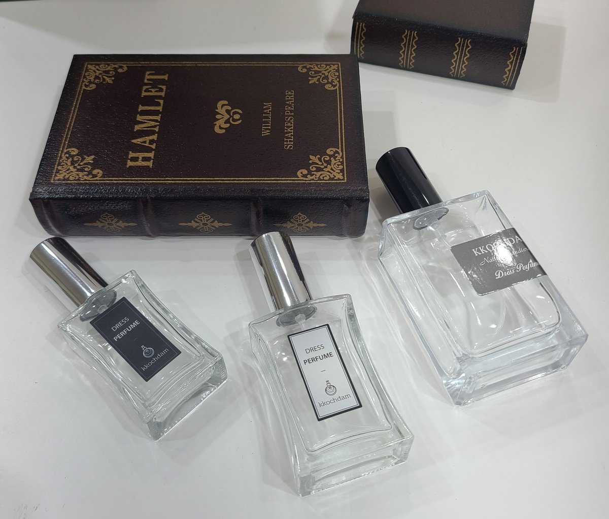 [팔로우&amp;RT이벤트] 10월 커미션 오픈 기념 자캐/최애 향수 이벤트 본 계정을 팔로우 알티 해주신 분들 중 3명에게 공방에서 직접 만든 자캐/최애 50ml 꽃담 향수를 무료로 제작해드립니다!🌸

-추첨 : 10/22일 저녁에 🐥