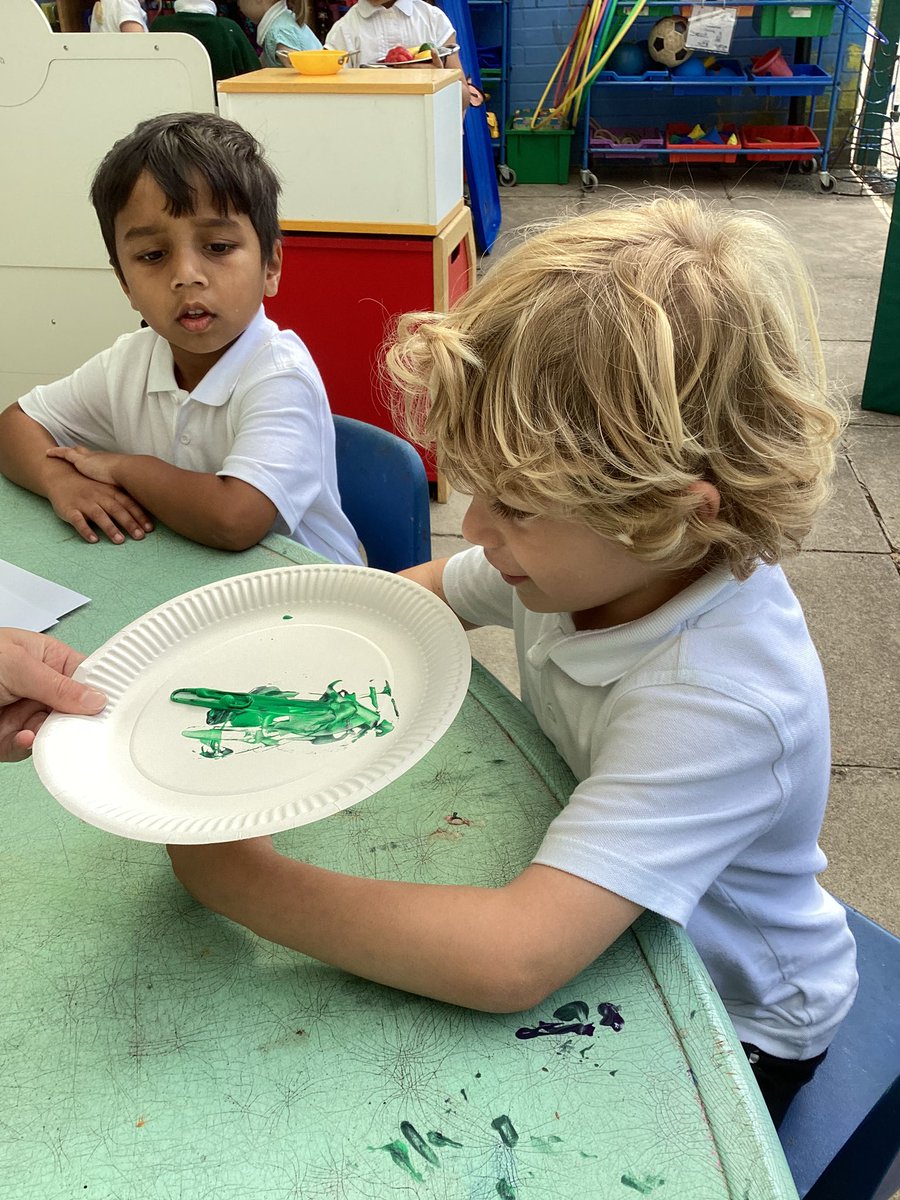 HighwoodPrimF1's tweet photo. F1 have been so creative this week, painting with magnets and paper clips, Autumn leaves and making shape pictures. It’s so much fun! https://t.co/d7CX4x56fw