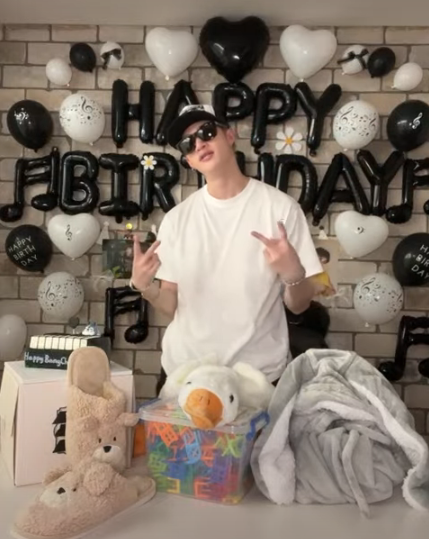 yslcheol's tweet photo. thank you for coming chan 🥹🖤 https://t.co/Tx4D1chwVG
