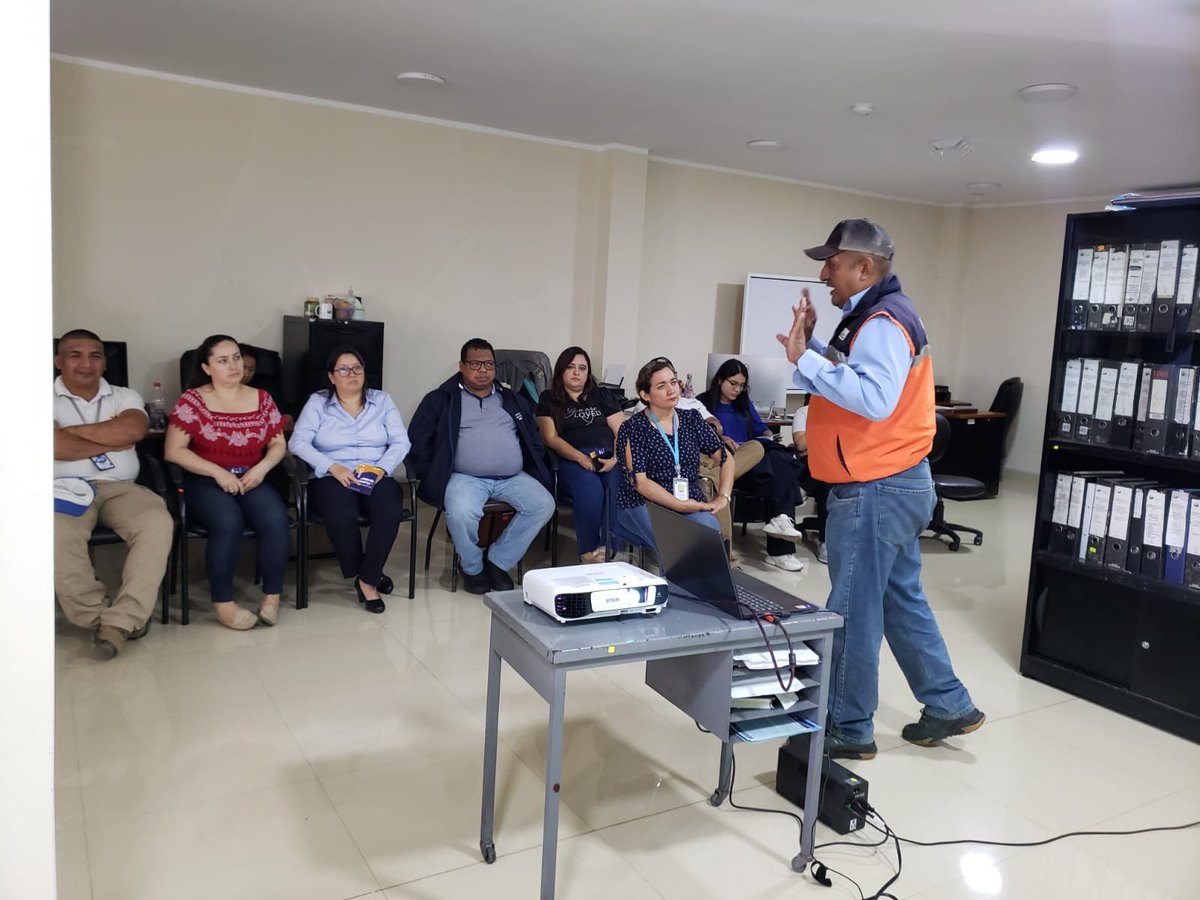 Riesgos_Ec's tweet photo. 🔍#Prevención 

📍#ElOro 

En #Machala, fortalecemos las capacidades de los funcionarios de @AmbienteEc de la provincia, con temas referentes a los niveles de alerta por #FenómenoElNiño, Manual del COE, Gestión de Riesgos y todas sus responsabilidades. https://t.co/yafTyeqP3S
