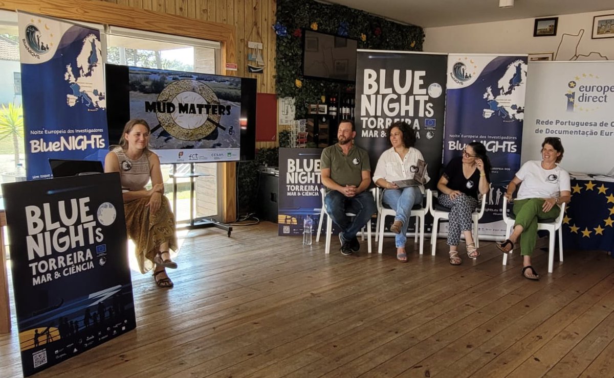 This was Science Café 3, talking about amazing beings: Diatoms with Jeffery Stone (Indiana State University), Johannes Goessling e Silja  Frankenbach (Dbio &amp; CESAM, Univ. Aveiro); &amp; Invertebrates with Ana Hilário e Clara Rodrigues (Dbio &amp; CESAM, Univ. Aveiro). #bluenightstorreira