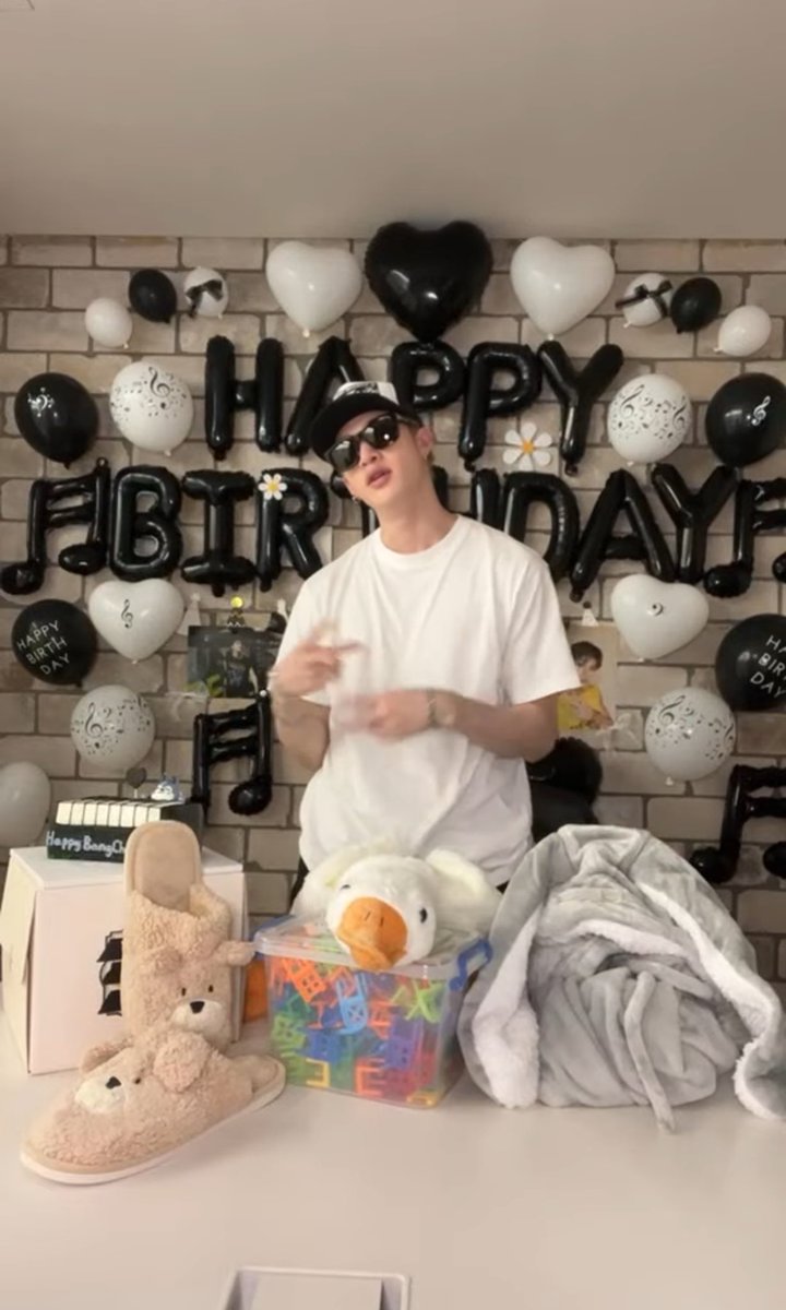 st4y_o's tweet photo. Happy late birthday Chan!! We love you so much🩵🩵

#BangChan #skz #HappyBirthday https://t.co/AH4KE3OD10