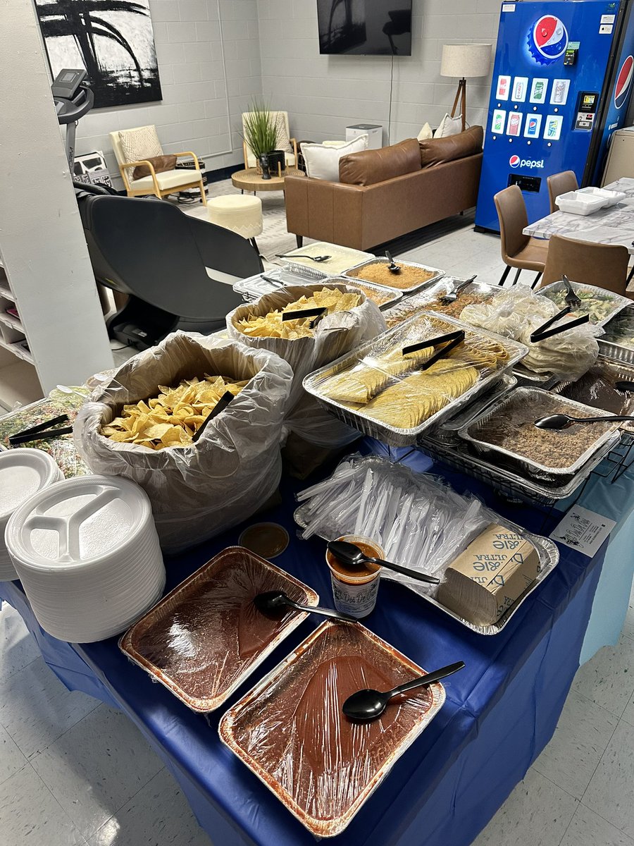 GHS_GrandviewC4's tweet photo. Homecoming was last Friday so #FinalFriday was moved to #TacoTuesday on Wednesday which is also #NationalTacoDay https://t.co/UIrw8BPDNF