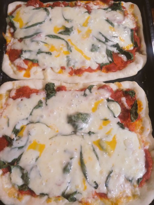 トマトバジルピザ😋 