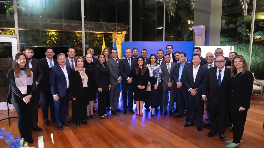 ingridsogamoso's tweet photo. 174 años defendiendo la libertad, el orden, la institucionalidad, la democracia y la familia. Me siento orgullosa de ser parte de la historia de un Partido que hace grande a Colombia. 
Felices 174 años a mi siempre glorioso Partido Conservador #174AñosConservador https://t.co/DyC65pANec