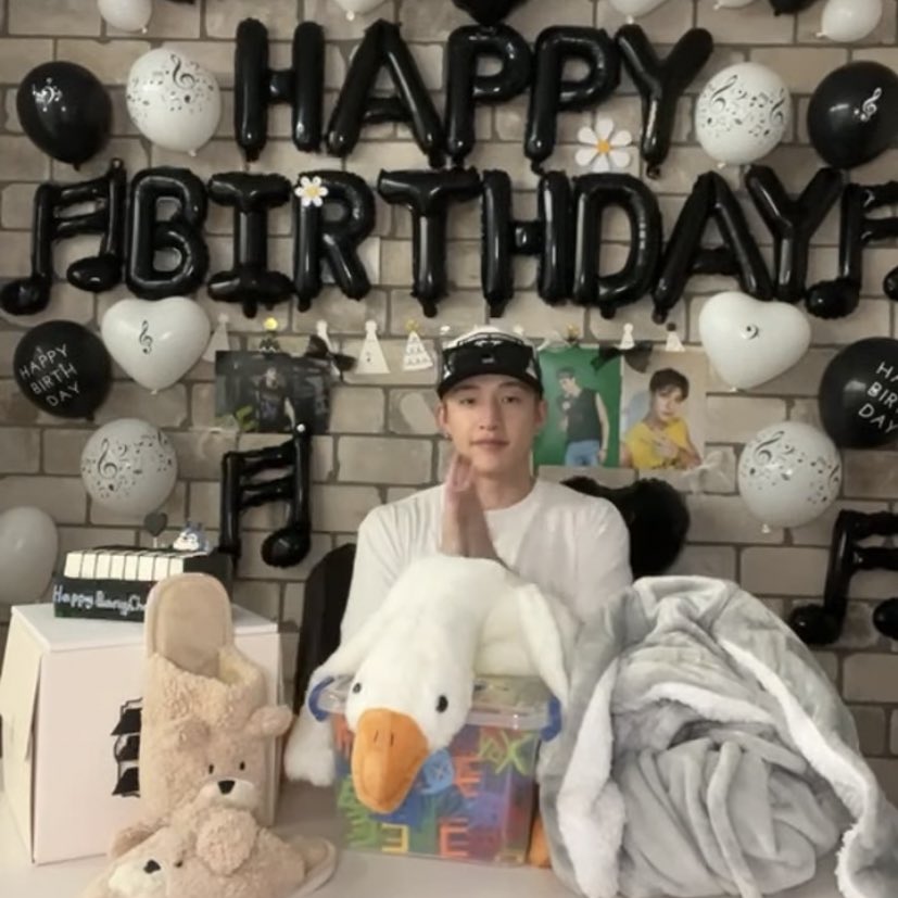 8KIZS's tweet photo. We’re so happy he went live though, spent time with us, played with us, laughed, showed off his gifts… Thank you so much Bang Chan ❤️😿 https://t.co/Vjhqf5ChTV