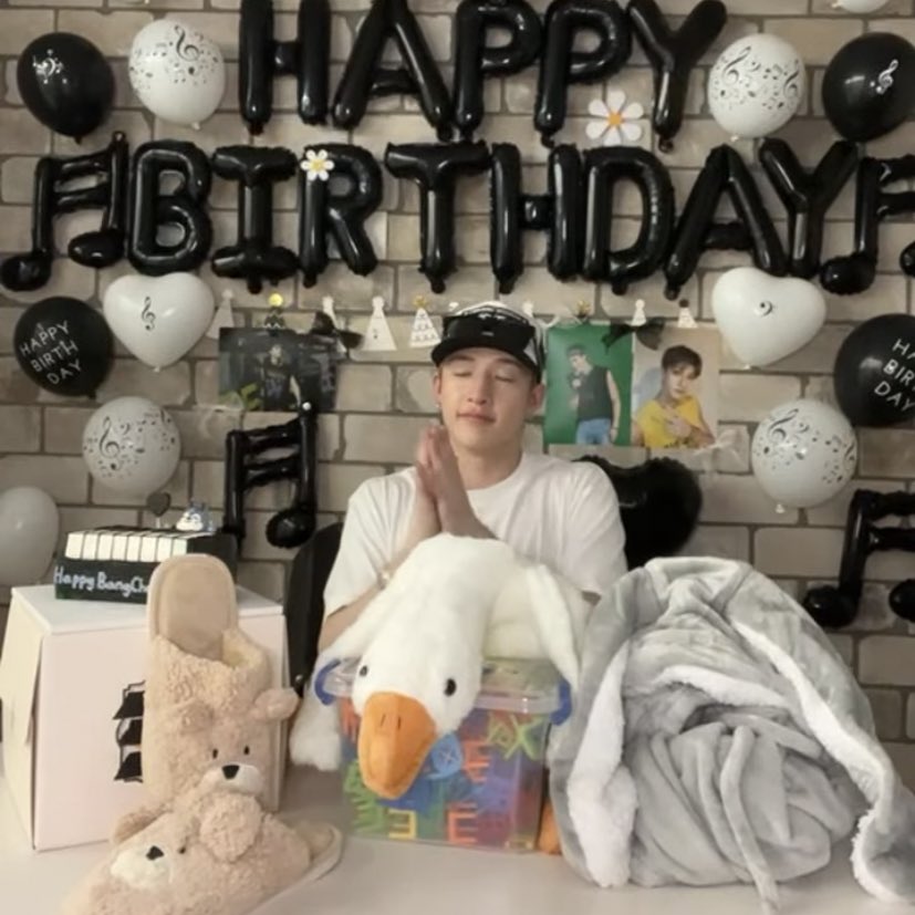 8KIZS's tweet photo. We’re so happy he went live though, spent time with us, played with us, laughed, showed off his gifts… Thank you so much Bang Chan ❤️😿 https://t.co/Vjhqf5ChTV