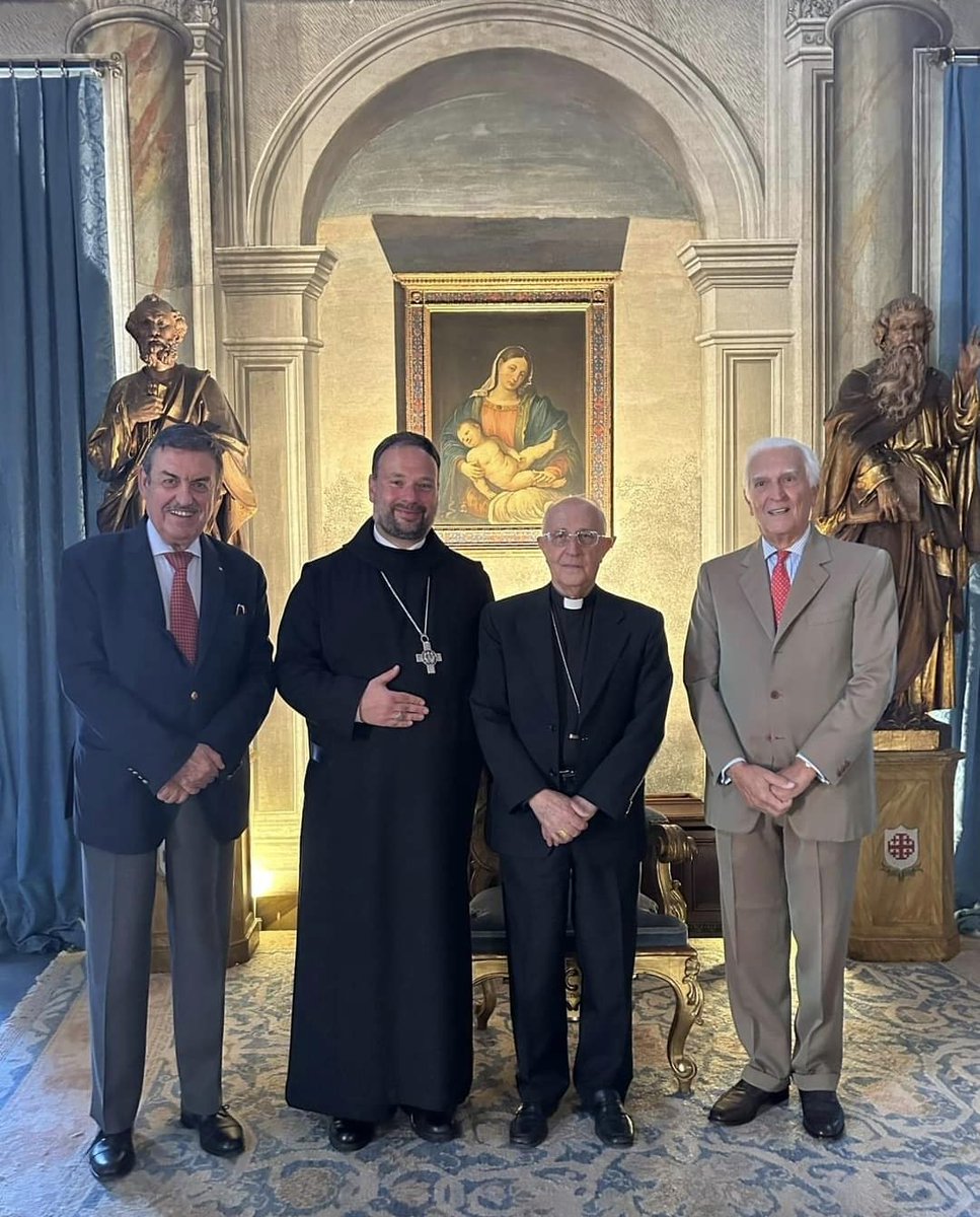 PaterNikodemus's tweet photo. Hatte nach dem Eröffnungsgottesdienst für die Weltsynode eine kleine "Mini-Synode" im Palazzo della Rovere im @GM_oessh: Großmeister, Generalgouverneur und Kanzler haben sich richtig Zeit für mich genommen! Vom #Studienjahr über #BeitNoah bis zur Politik kam vieles zur Sprache. https://t.co/sjpWLkmEV4