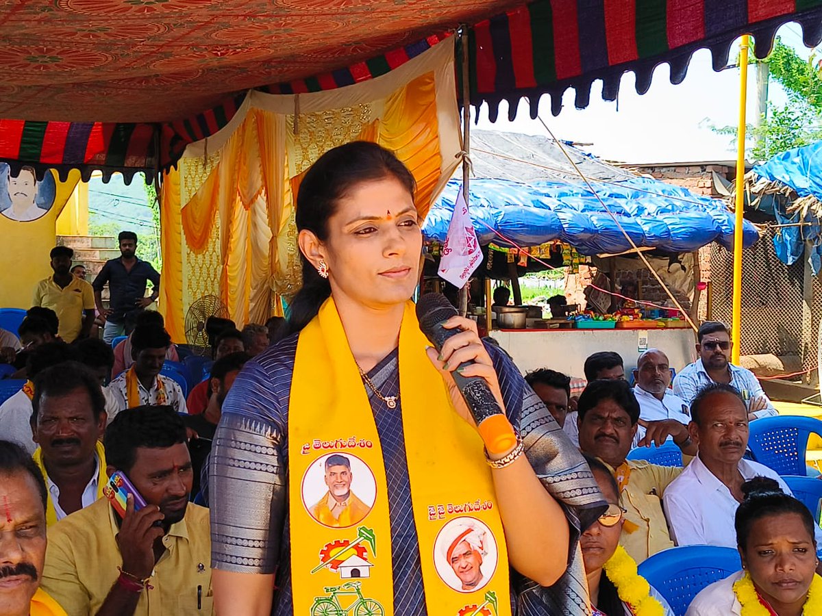 Divya_Yanmala's tweet photo. ఈరోజు తుని నియోజకవర్గం తుని మండలం తేటగుంట గ్రామంలో చంద్రబాబు అక్రమ అరెస్టుకు నిరసనగా ఏర్పాటు  చేసిన రిలే నిరాహార దీక్ష లో పాల్గొన్న తుని నియోజకవర్గం టీడీపీ ఇంచార్జ్ యనమల దివ్య గారు సీనియర్ నాయకులు యనమల కృష్ణుడు
#WeWillStandWithCBNSir 
#StopIllegalArrestOfCBN 
#andrapradesh 
#tuni https://t.co/lGRthueUvf