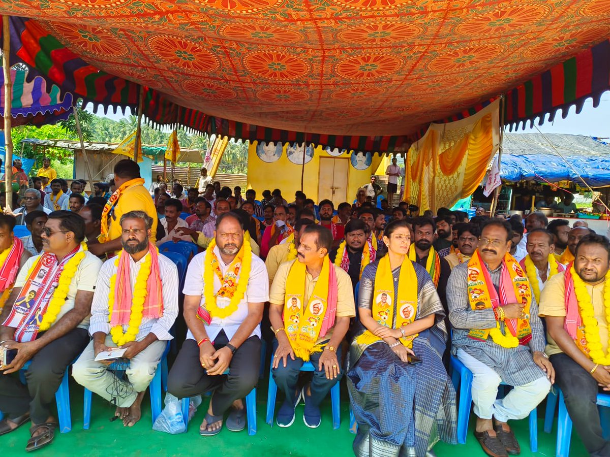 Divya_Yanmala's tweet photo. ఈరోజు తుని నియోజకవర్గం తుని మండలం తేటగుంట గ్రామంలో చంద్రబాబు అక్రమ అరెస్టుకు నిరసనగా ఏర్పాటు  చేసిన రిలే నిరాహార దీక్ష లో పాల్గొన్న తుని నియోజకవర్గం టీడీపీ ఇంచార్జ్ యనమల దివ్య గారు సీనియర్ నాయకులు యనమల కృష్ణుడు
#WeWillStandWithCBNSir 
#StopIllegalArrestOfCBN 
#andrapradesh 
#tuni https://t.co/lGRthueUvf