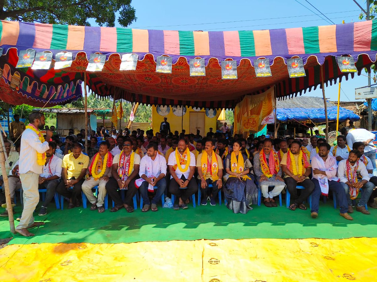Divya_Yanmala's tweet photo. ఈరోజు తుని నియోజకవర్గం తుని మండలం తేటగుంట గ్రామంలో చంద్రబాబు అక్రమ అరెస్టుకు నిరసనగా ఏర్పాటు  చేసిన రిలే నిరాహార దీక్ష లో పాల్గొన్న తుని నియోజకవర్గం టీడీపీ ఇంచార్జ్ యనమల దివ్య గారు సీనియర్ నాయకులు యనమల కృష్ణుడు
#WeWillStandWithCBNSir 
#StopIllegalArrestOfCBN 
#andrapradesh 
#tuni https://t.co/lGRthueUvf