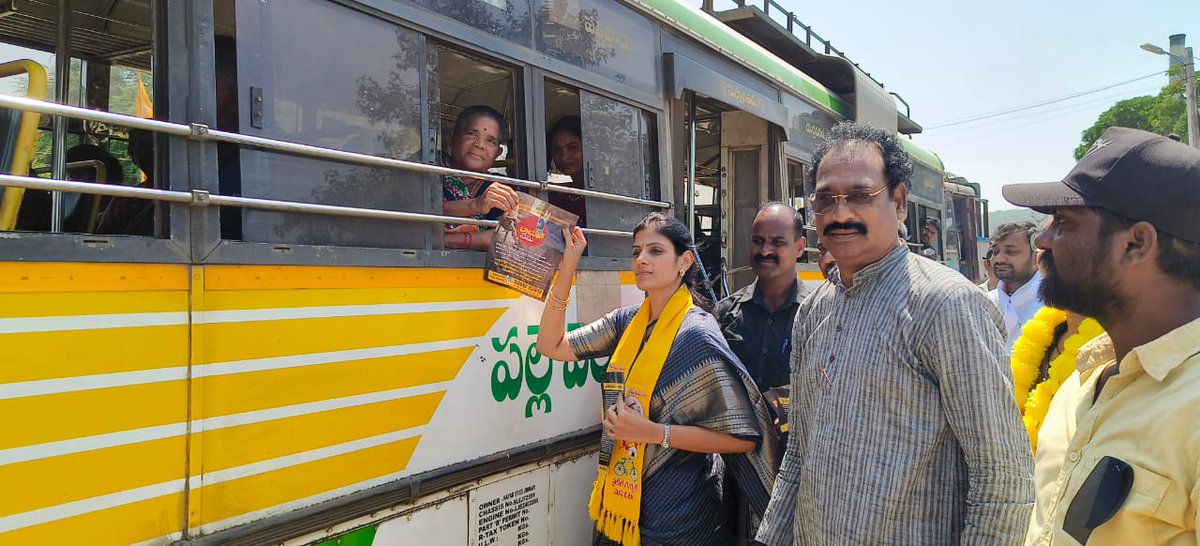Divya_Yanmala's tweet photo. ఈరోజు తుని నియోజకవర్గం తుని మండలం తేటగుంట గ్రామంలో చంద్రబాబు అక్రమ అరెస్టుకు నిరసనగా ఏర్పాటు  చేసిన రిలే నిరాహార దీక్ష లో పాల్గొన్న తుని నియోజకవర్గం టీడీపీ ఇంచార్జ్ యనమల దివ్య గారు సీనియర్ నాయకులు యనమల కృష్ణుడు
#WeWillStandWithCBNSir 
#StopIllegalArrestOfCBN 
#andrapradesh 
#tuni https://t.co/lGRthueUvf