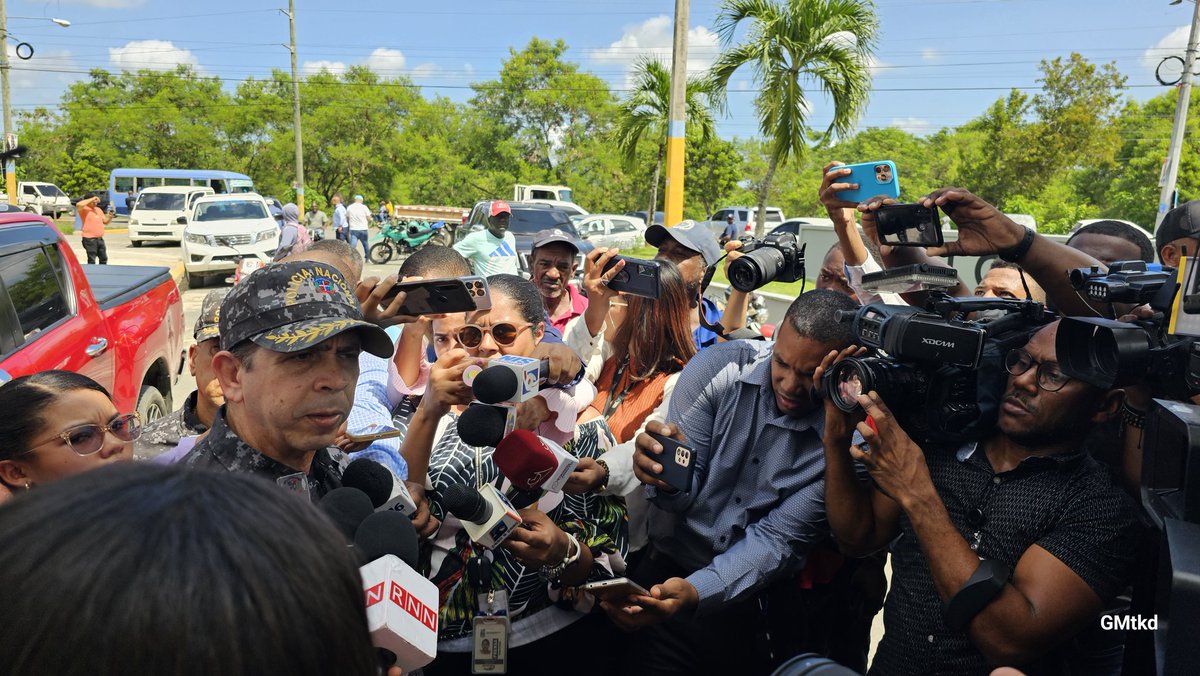 gabrielmercedez's tweet photo. Tanto el director de Comunicaciones Estratégica (Vocero) de la @PoliciaRD coronel @pesqueiradiego habla a medios como la Dra. Angie Vicioso de @SaludPublicaRD
Se esperaran las pesquisas de los peritos en el área.
#PNteInforma https://t.co/wTN3ANIc7j