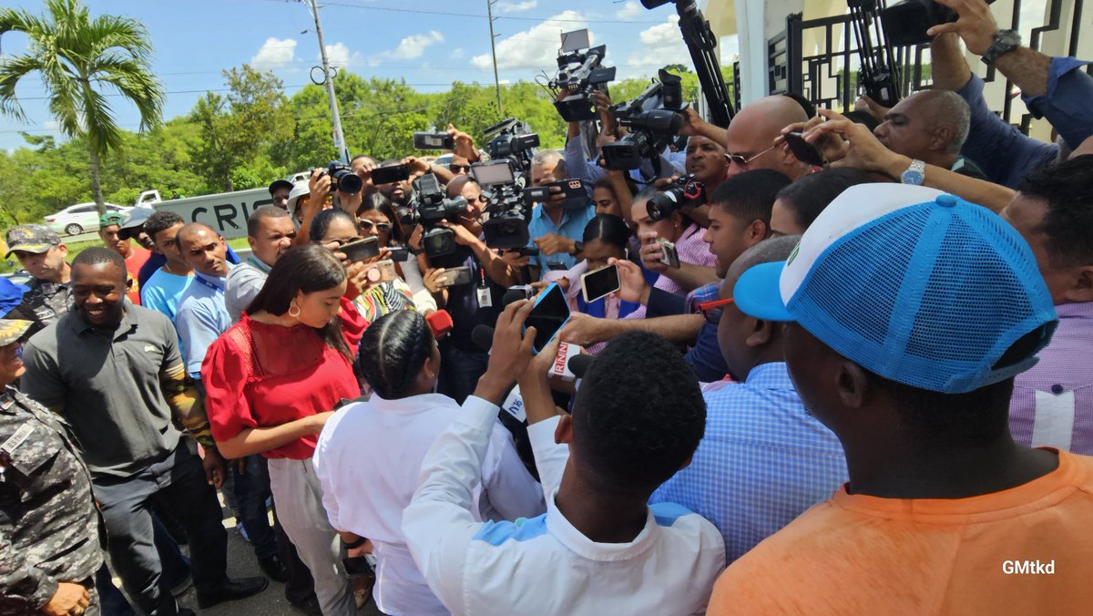 gabrielmercedez's tweet photo. Tanto el director de Comunicaciones Estratégica (Vocero) de la @PoliciaRD coronel @pesqueiradiego habla a medios como la Dra. Angie Vicioso de @SaludPublicaRD
Se esperaran las pesquisas de los peritos en el área.
#PNteInforma https://t.co/wTN3ANIc7j