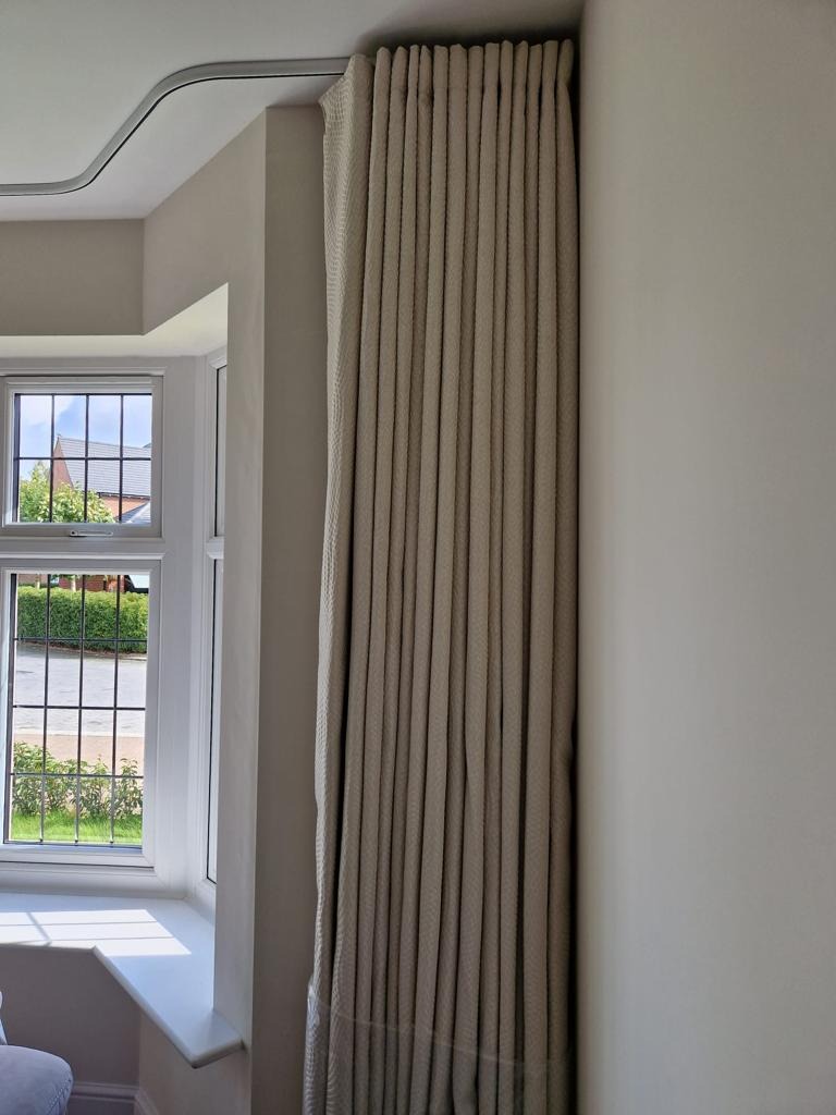 jantexcarpets's tweet photo. Silent Gliss Wave system bay track and bespoke Wave Curtains in beautiful PT Fabric, made, supplied and installed by our team today into this beautiful Lounge.

#SilentGliss #WaveSystem #BayTrack #BespokeCurtains #PTFabric #MadeToMeasure https://t.co/UXcVCKV73u