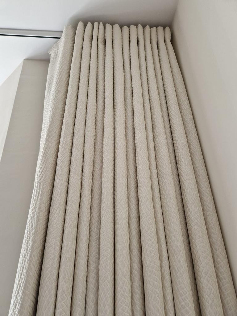 jantexcarpets's tweet photo. Silent Gliss Wave system bay track and bespoke Wave Curtains in beautiful PT Fabric, made, supplied and installed by our team today into this beautiful Lounge.

#SilentGliss #WaveSystem #BayTrack #BespokeCurtains #PTFabric #MadeToMeasure https://t.co/UXcVCKV73u