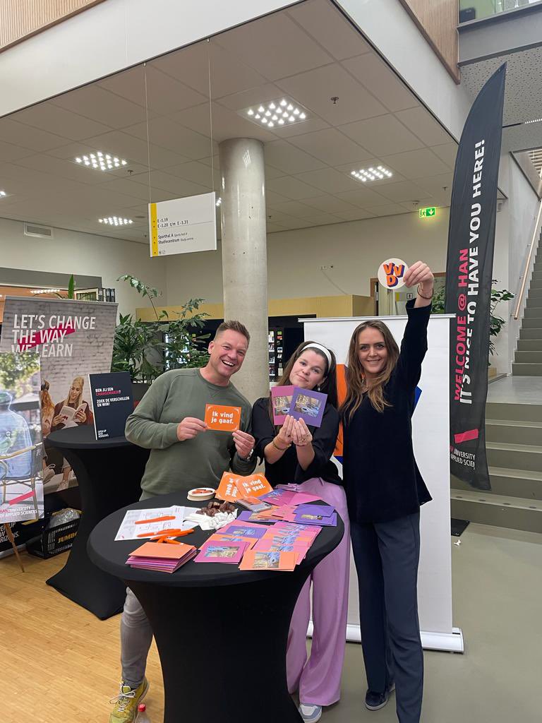 VVDNijmegen's tweet photo. Vandaag staan we op de HAN intromarkt met een actie voor studenten!
Het woontekort is groot. 🏠
Wij strijden voor een goede doorstroming.
Hopelijk zien we jou de volgende keer! https://t.co/vpZDkLYa0j