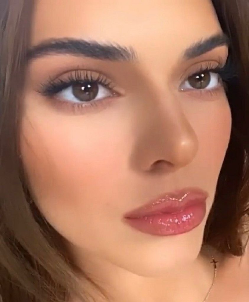 hotdeestuffs's tweet image. Hi, moots~ It's been awhile gak bikin tutorial makeup! 

Kali ini aku bikin tutorial singkat yaitu,
Re-creating makeup kembaran aku a.k.a Kendall Jenner #bercanda˖°🌷⋆ ˚｡⋆୨୧˚

Tutorialnya singkatnya ada di thread ↓