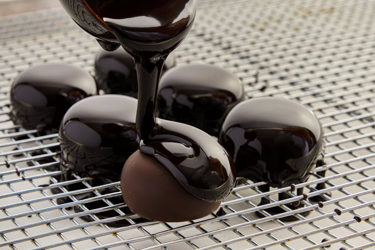 Deep shiny black colour equals sophistication, luxury and indulgence, influencing consumer perception. 
Ideal for colouring and flavouring bakery, pastry and confectionery recipes such as cookies, muffins, donuts, mirror glaze, cocoa spray, etc.
bit.ly/3RKWg7d