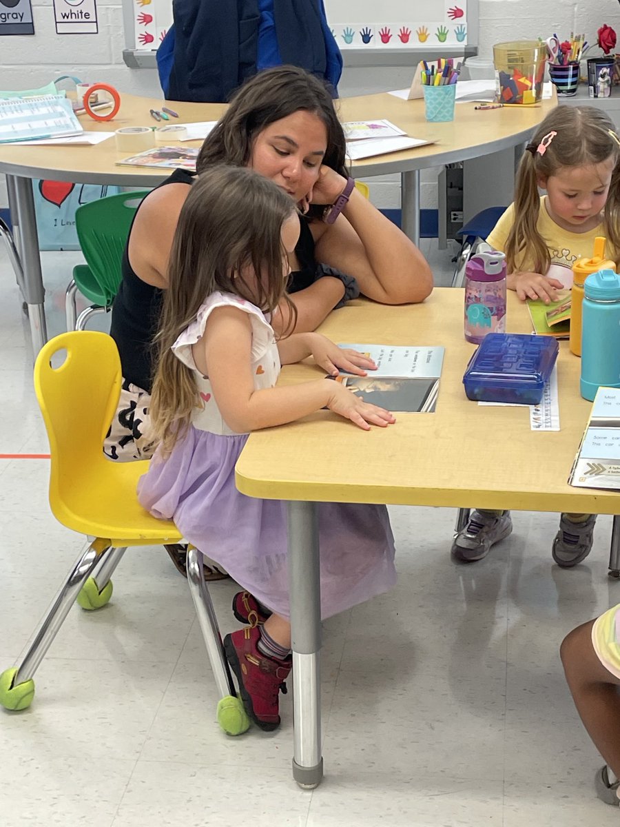 linda_peace1's tweet photo. Working together on non-fiction books. #KMES #Books https://t.co/AtUlfWatBb