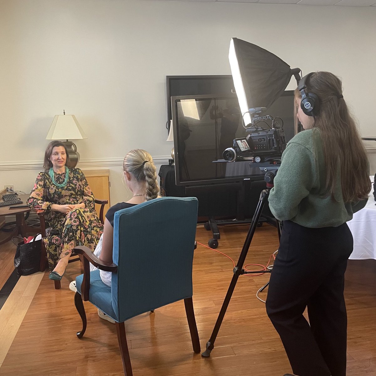 pammoran's tweet image. always value the ⁦@FluCoSchools⁩ HS media team at our #Valin launch - two team members interviewing Joan Wodiska, chair of the VBOE’s lab school committee ⁦@VA_Partners4Edu⁩ @scl_Va @vassnews @vascd #alplearns