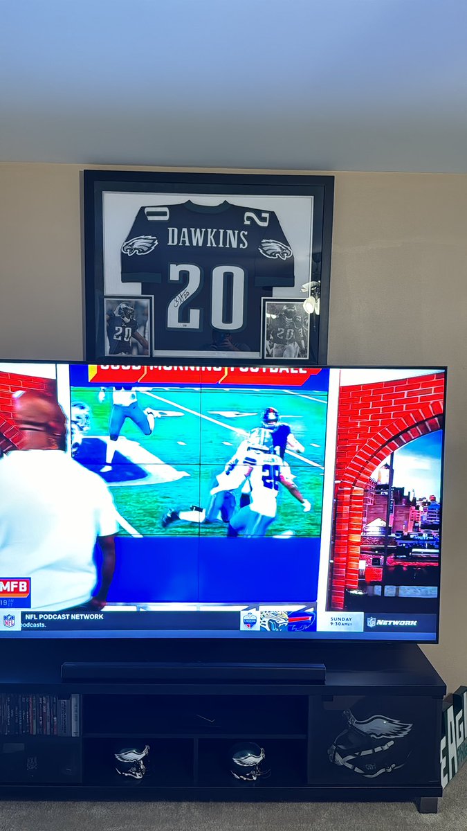 BigBoiDrew's tweet photo. @BrianDawkins looks damn good behind the 85”. What u think? https://t.co/AjQUE6N1j6