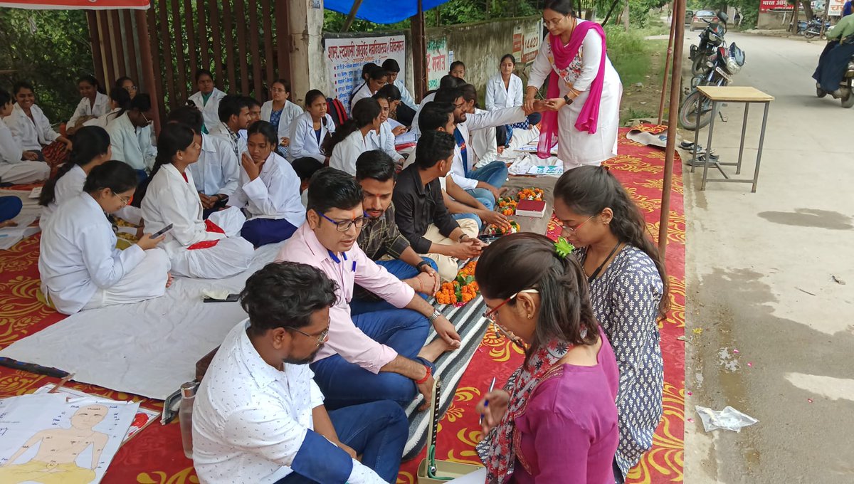 AnkitSarraf21's tweet photo. आश्वाशन नहीं परिणाम दो ।
या फिर पद को त्याग दो ॥
#Ayurveda #wewantjustice 
शांति अब बनेगी क्रांति 💥
#StopPartialityAgainstAyurveda
#JusticeForBAMSScholars 
#EqualPayForEqualWork
#HealersNeedHealing
#StipendLessThanDailyWages https://t.co/PmL7m141Yn
