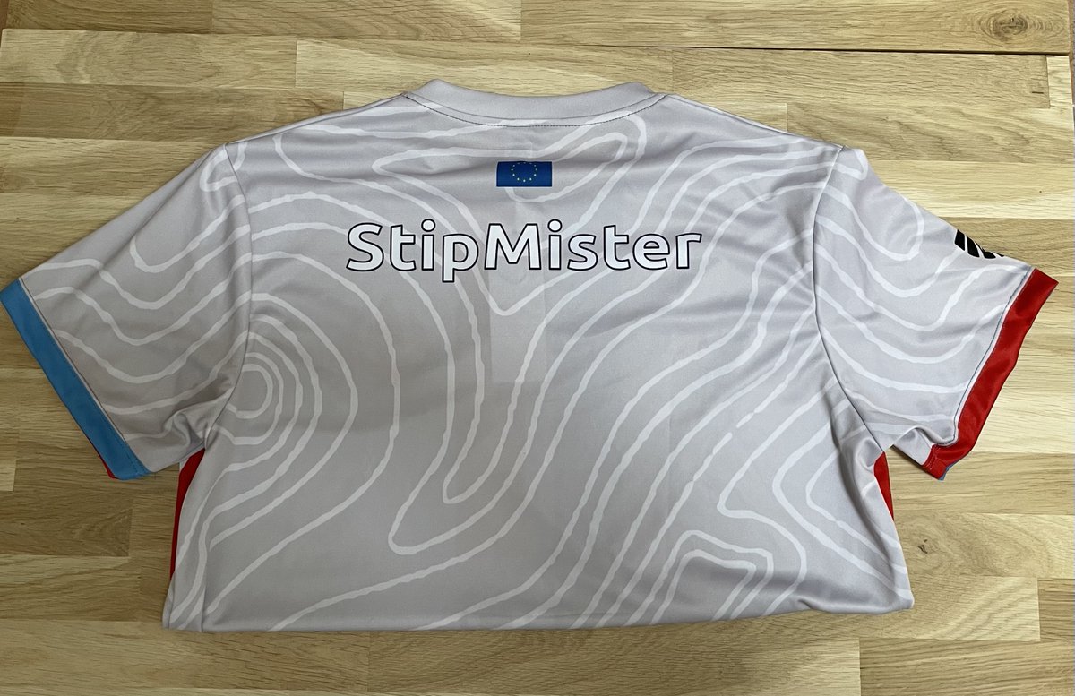 Après 4 ans de bénévolat a <a href="/ELC_EsportsR6/">Euro League&Cup</a>, j'ai l'honneur de recevoir le premier maillot l'association by <a href="/Kapolifr/">Kapoli.fr</a> 

Un grand merci à Coco de <a href="/EsportDevils/">🔻 𝕯𝖊𝖛𝖎𝖑 𝕰𝖘𝖕𝖔𝖗𝖙 🔺️</a> pour ce cadeau magnifique! 

Longue vie à l'esport amateur #WeAreELC