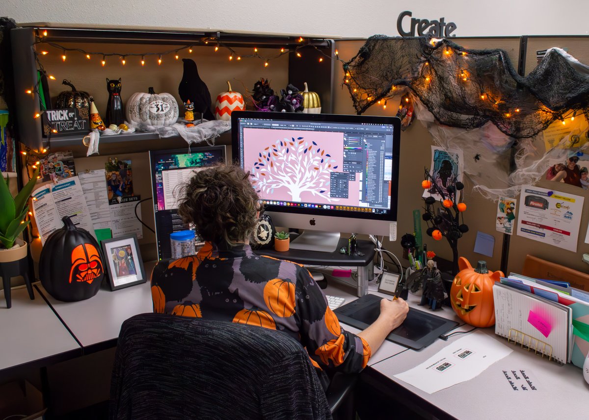 mybrandability's tweet photo. September 30th vs October 1st office decor edition 🎃🕸️👻

#ScarboroughSpecialties #Creativity #OfficeDecor #Productivity #GraphicDesign #Artist #PromoProducts #SpookySeason #Halloween https://t.co/yTiBOMsiKI