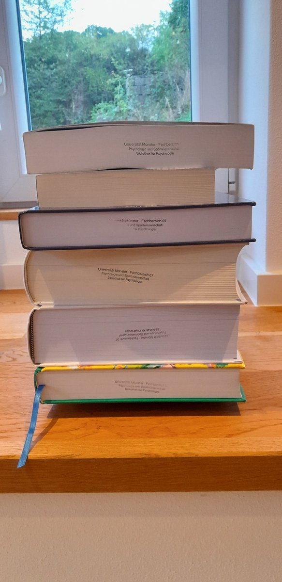 hechler_lab's tweet photo. Vorbereitungen für die Vorlesung „Grundlagen der Klinischen Psychologie und Psychotherapie des Kindes- und Jugendalters“. 📚 Bald geht's los! 
Wir freuen uns auf die neuen Studierenden im Masterstudiengang Psychologie: Schwerpunkt Klinische Psychologie und Psychotherapie! ✨ https://t.co/JsyXgL8Wz6