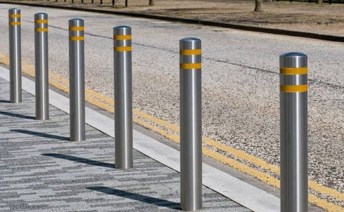 taniaalien1's tweet photo. @BicireporteraDF Es viable poner postes delimitando la ciclovía? No estoy segura, creo hay ciudades de Europa donde es así. https://t.co/Wk1nPhTor5