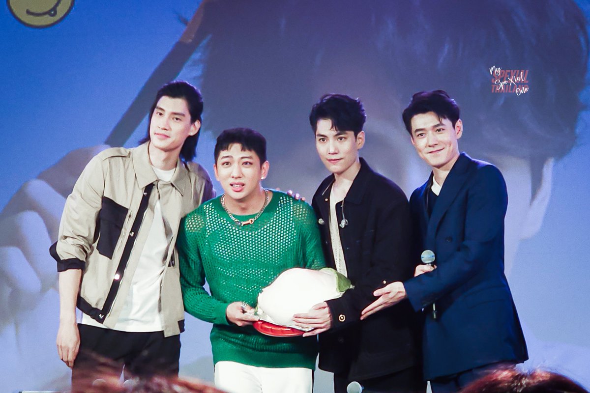 ขอบคุณจังหวะชีวิตที่ทำให้เรามีโอกาสได้มางานวันเกิดจื่อหงปีนี้ ใครจะไปคิดว่าการตัดสินใจไปในครั้งนี้ จะได้เห็นภาพนี้อีกครั้งมันเหมือนฝันมาก😭 7 ปีที่ไม่ได้เจอกัน ไม่มีอะไรมาทดแทนความรู้สึกวันนี้ได้จริงๆ

#หลินจื่อหง #LinZihong #SamLin 
#林子閎 #sam_spexial
#SpeXial #SpeXialThailand