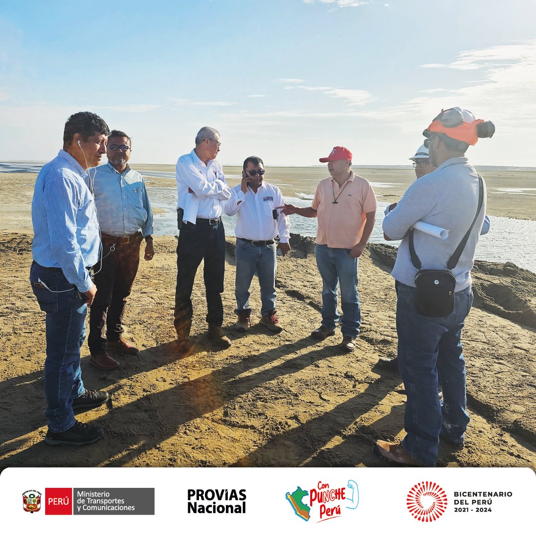 ProviasNac_Peru's tweet photo. ✅El director de #ProviasNacional, Alexis Carranza, realizó la supervisión de las intervenciones para el restablecimientos de la transitabilidad en la carretera PE-04, desvío del óvalo Bayóvar, donde se tiene previsto la instalación de puentes modulares en 2 sectores en esta vía. https://t.co/HFA4G4hffg