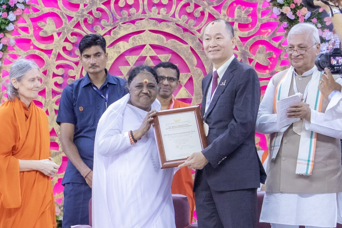 #Amrita Chancellor <a href="/Amritanandamayi/">Mata Amritanandamayi</a> receives the 'World Leader for Peace and Security Award' from the Boston Global Forum and Michael Dukakis Institute for Leadership and Innovation.

Join us in celebrating her exceptional contributions.

Read: bostonglobalforum.org/news/remarks-o…

#Amma
