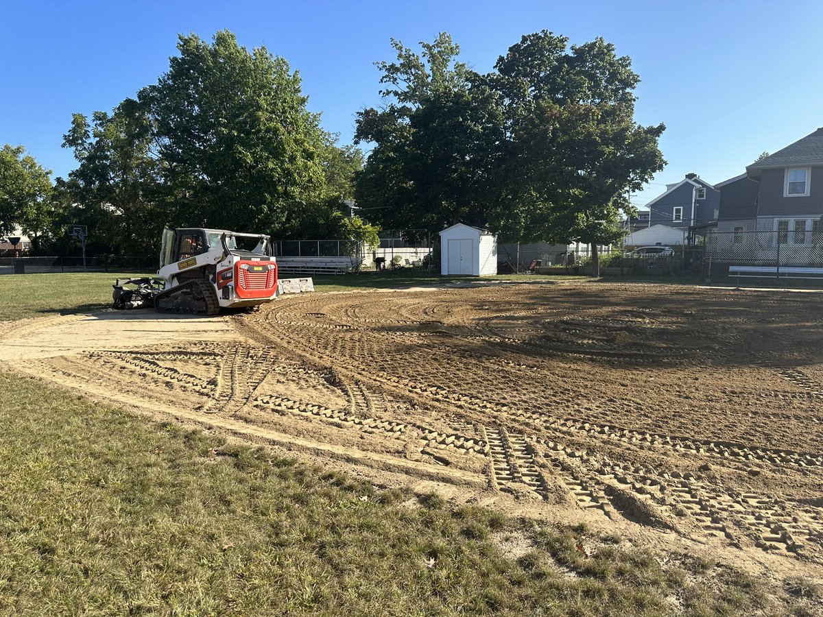 lkwdrecleslie's tweet image. The field @LkwdEmerson getting some much needed attention. The @LkwdRec Rookie &amp;amp; Tball teams are going to love it!  Thank you to #lancehauserman for his hard work &amp;amp; @LkwdSchools for capital improvements #dirtwork #RangerPride #playball @LkwdSupt @LkwdAthletics @LCBABaseball
