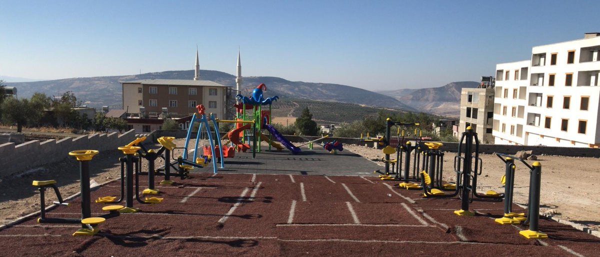 HamzaOzbilgi's tweet photo. Depremin çocuklarımız üzerindeki psiko-sosyal etkisini en aza indirmek için 13 Köyümüz de Çocuk Parkı ve Sosyal Donatı alanları çalışmamız Valiliğimiz ve İpek Yolu Ajansımızın destekleriyle nihayete erdi.
İlçe halkımıza ve çocuklarımıza hayırlı olsun.
#KilisValiligi
#Musabeyli https://t.co/PRTto0k74N