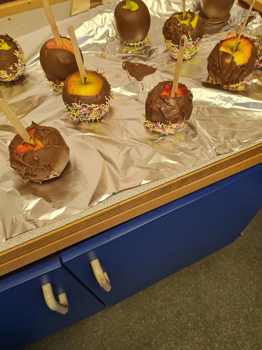 littleacorns_bc's tweet photo. @GilberdykeRocks Mrs Booth has been busy helping the children make chocolate covered apples for snack tonight #hullfair theme night. https://t.co/BZaIvSCcIj