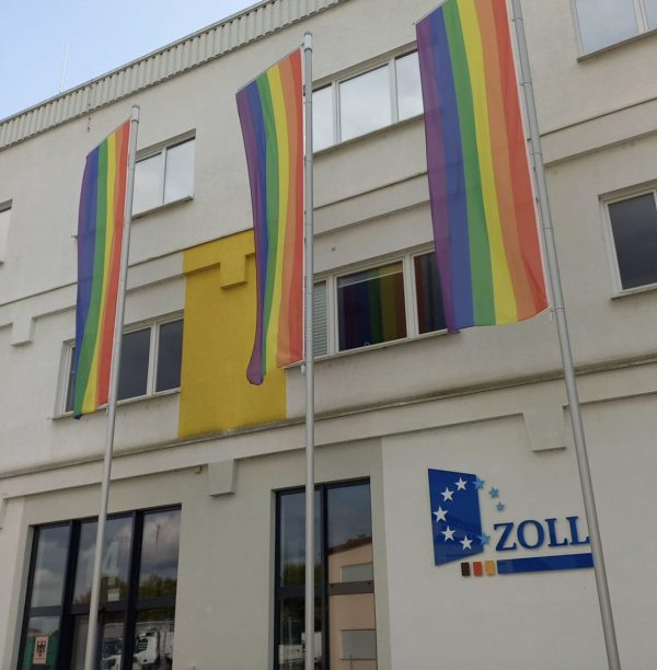 Die „Reichsbogen-Flagge“ hängt nun auch vor der @gdp_zoll Behörde in @altdorf bei Landshut. 
Die nächste Bundesbehörde wird von der Regierung für politische Propaganda missbraucht.