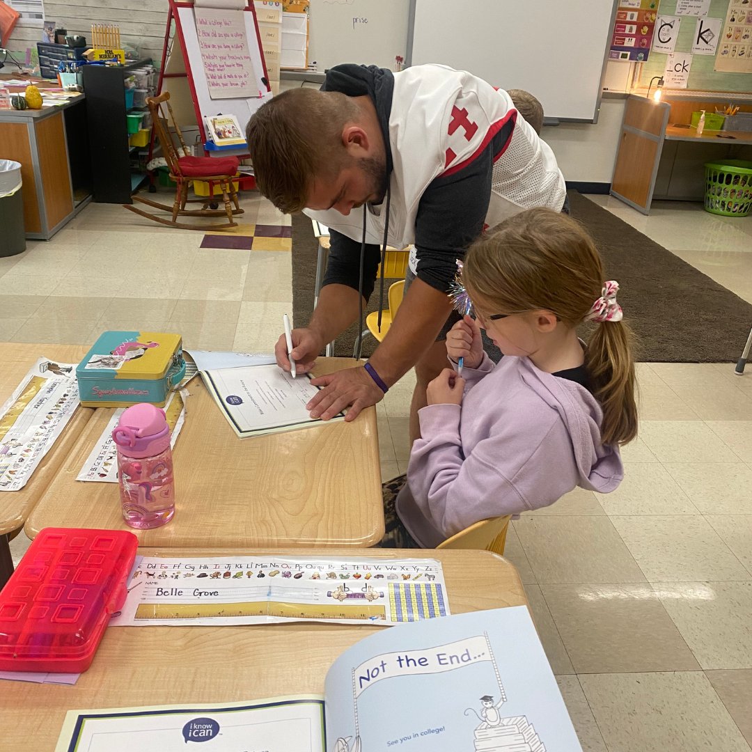 IKnowICan88's tweet photo. Last Friday, @denisonu football players visited @newark_schools to read the I Know I Can book to 2nd graders! This was a great opportunity to inspire young students to dream big about their futures while introducing the idea of college in a fun &amp; meaningful way. #dreambig https://t.co/odDJacRmxG