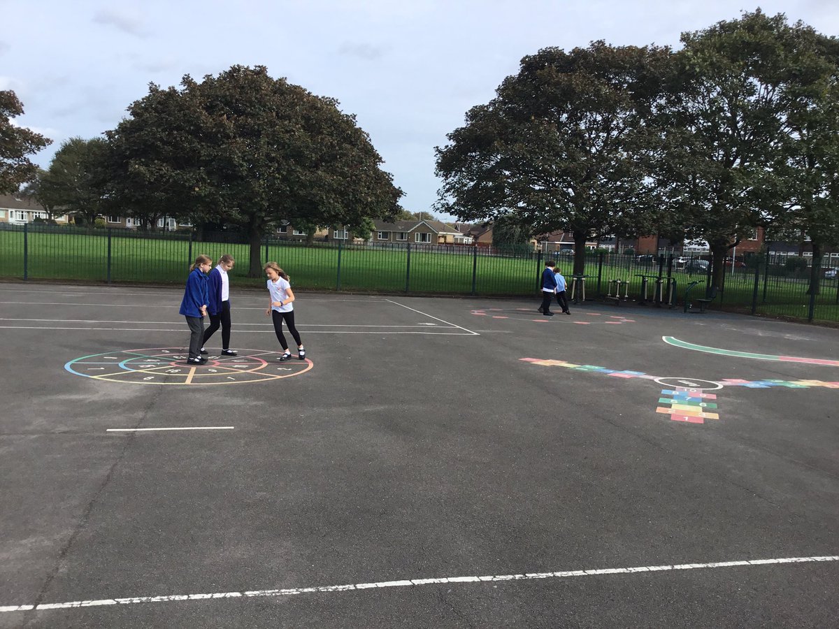 LeysFarm's tweet photo. Year 5 have enjoyed modelling the Earth orbiting the Sun and the Moon orbiting the Earth, in this afternoons Science lesson. #LFJS #LFJSscience https://t.co/Q7lnTlspOU