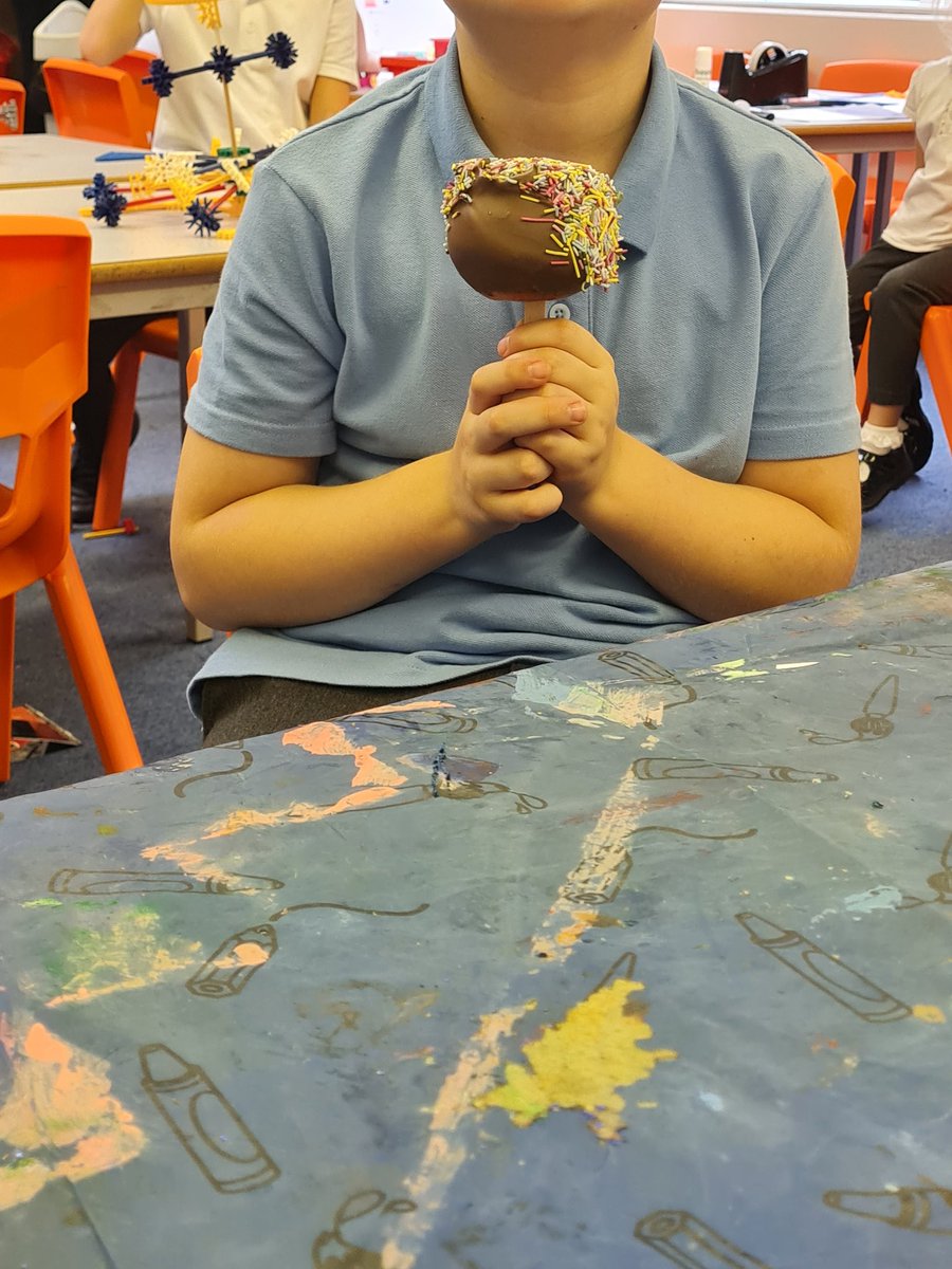 littleacorns_bc's tweet photo. @GilberdykeRocks Mrs Booth has been busy helping the children make chocolate covered apples for snack tonight #hullfair theme night. https://t.co/BZaIvSCcIj
