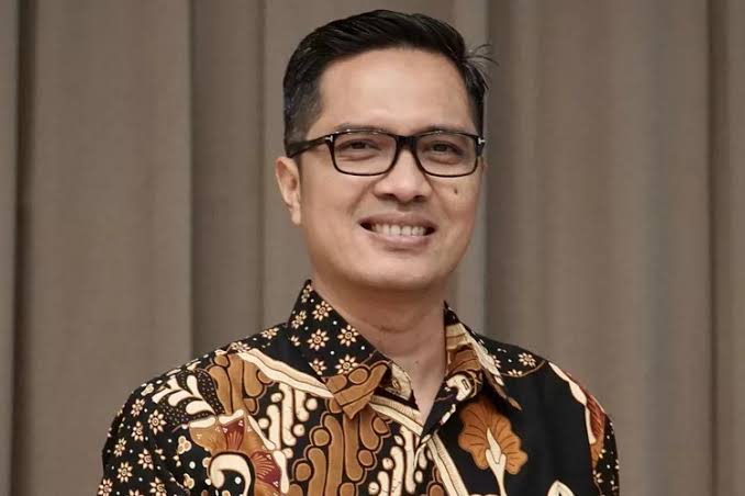 JhonSitorus_18's tweet photo. Dulu jadi Idola publik saat jadi Jubir KPK, terutama saat melawan serangan Fahri Hamzah cs

Habis dari KPK malah jadi pengacara PEMBUNUH berdarah dingin Ferdy Sambo, malah keterusan jadi pengacara TERSANGKA KORUPSI Syahrul Yasin Limpo

Lucunya, dulu jadi punggawa KPK melawan KORUPTOR, sekarang malah dipanggil oleh KPK karena membela KORUPTOR

Sungguh teramat luar biasa fenomena ini, dulu bicara Integritas sekarang jadi MISKIN kredibilitas