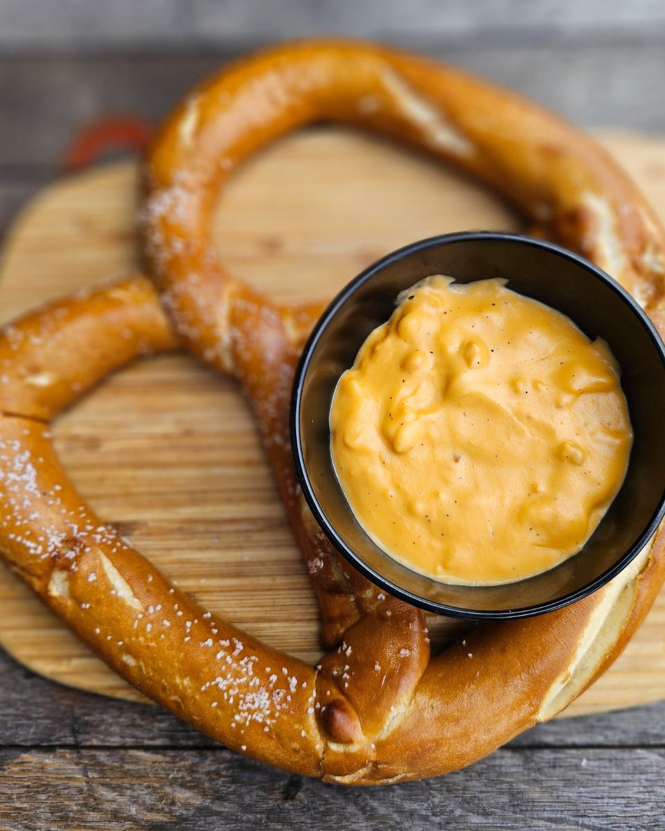 SouthernBarrel's tweet photo. #Oktoberfest has passed, but our Giant Pretzel remains! 🥨 Savor a delicious baked and lightly salted pretzel dipped in house-made beer cheese. 😋 ...Is even more delicious when paired with a pint of our handcrafted beer! 🍻

Music Bingo: 7-9pm
Tavern Hours: 3-10pm https://t.co/HuVWnyrmQH