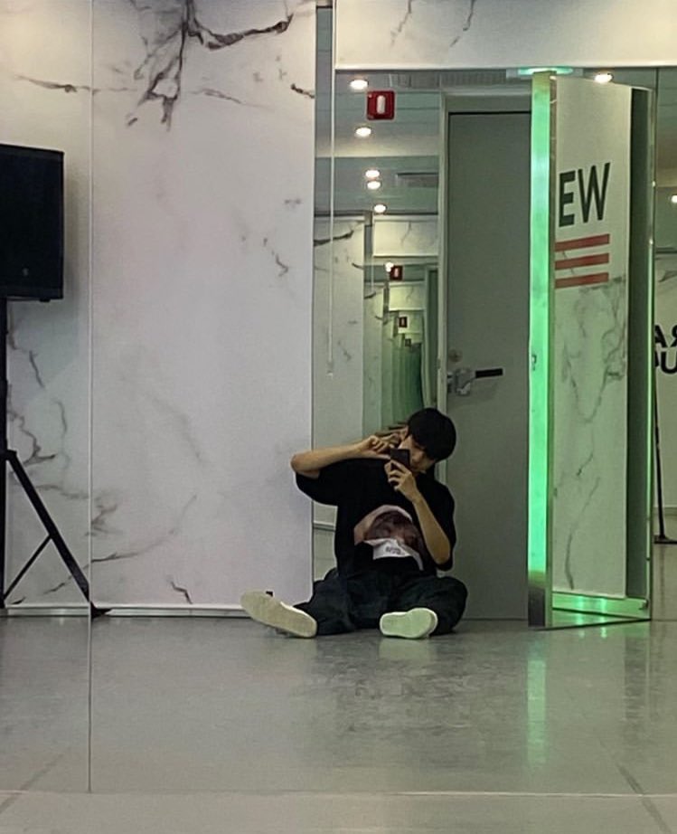 ¿que por qué estoy en la sala de ensayos?, para nada ando practicando una nueva rola sino que, #𝚙𝕣i͠sm𐙚᭄ུ·𝚖𝚙𝟹 🥤♡ me trajo las ganas de mover la colita on my own, así que aquí ando, feliz de la vida mientras hago una coreo para #𓊈我ʼ𝟓·𖤝𓈒࣪·𝑚i𝕝𝚔shake𓊉 ꈍ◡ꈍ