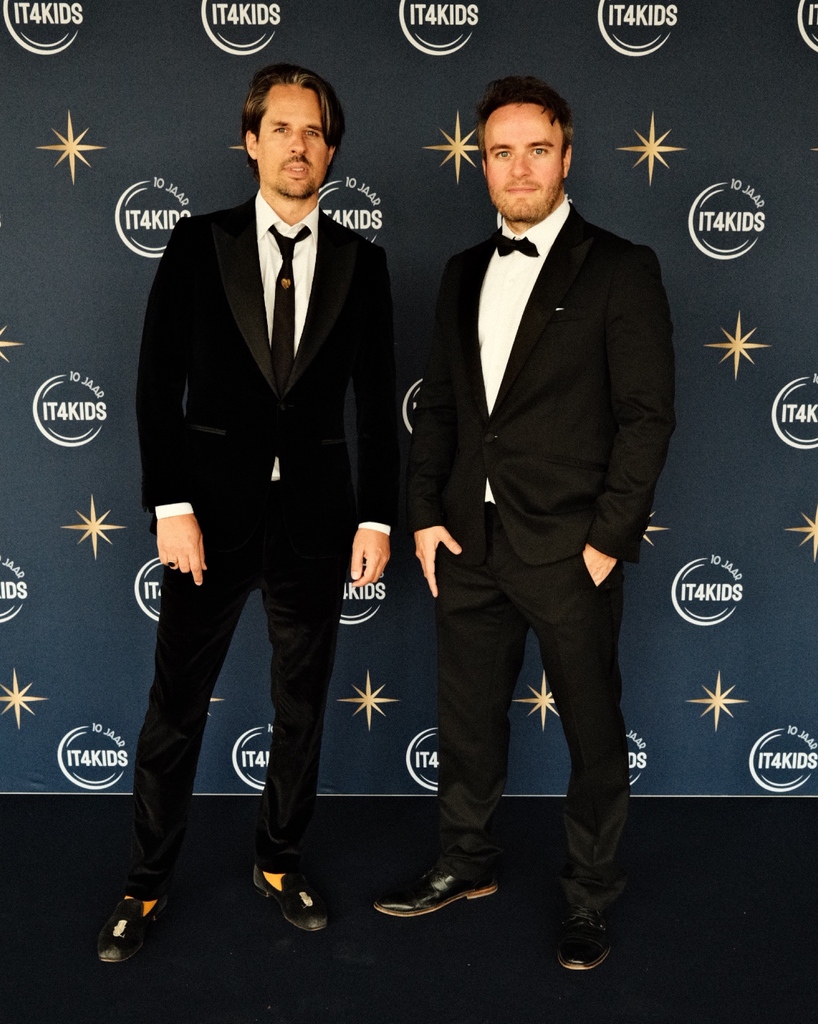 Ubercut's tweet photo. Last weekend, we had the privilege of participating in the @IT4Kids gala to auction off the incredible @studio_tim_ Getaway case for a charitable cause. Our collaborative project is making steady strides. Stay tuned!๐ฅ #it4Kids #studiotimdevries #UBERCUT #charity https://t.co/eiIYy12oJf